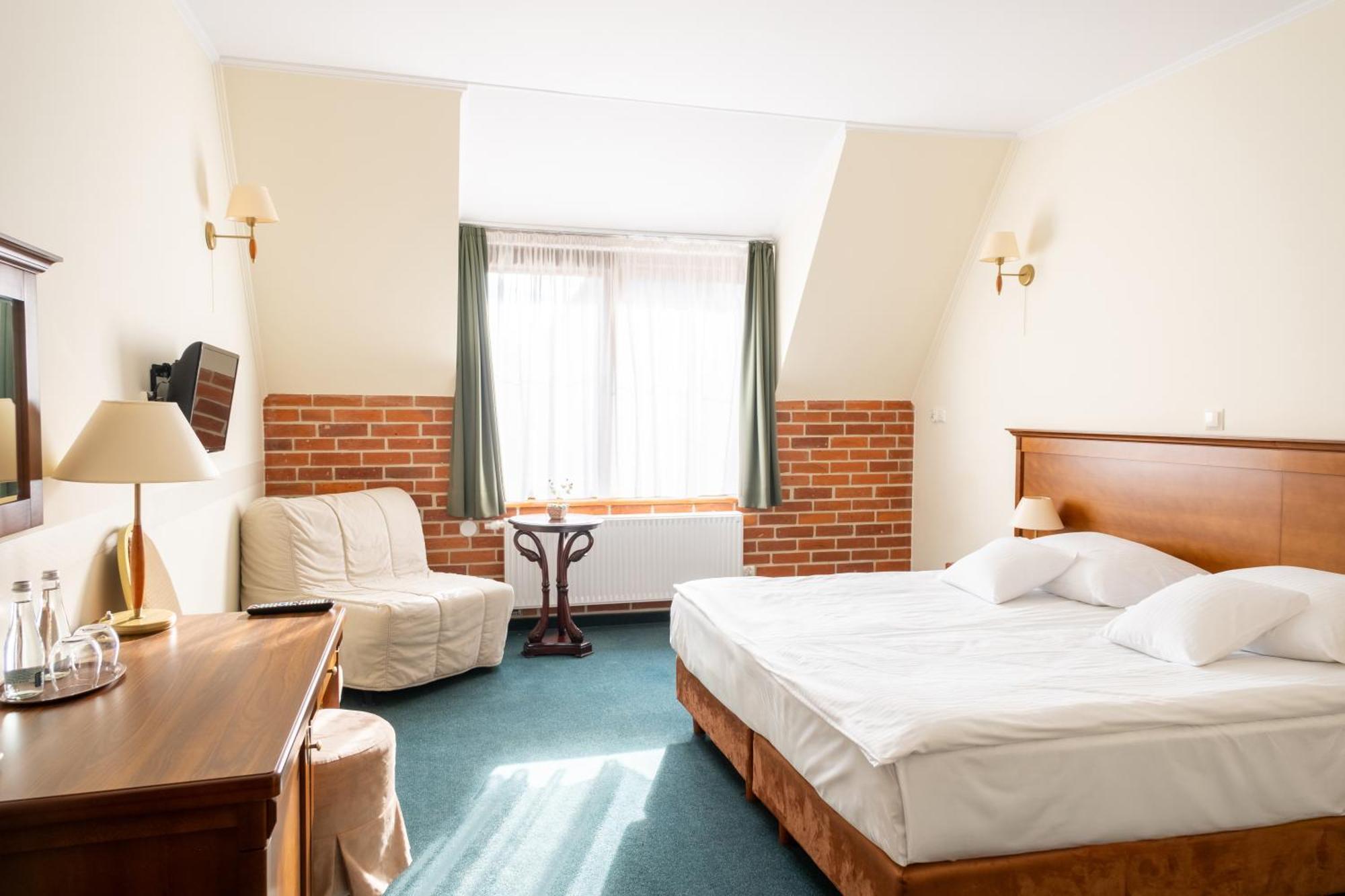Hotel Szymbark Szymbark  Buitenkant foto